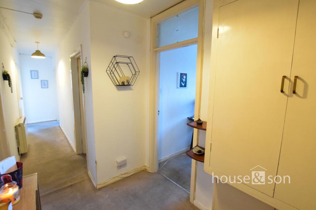 Lot: 19 - FLAT FOR INVESTMENT IN PRIME TOWN CENTRE LOCATION - Hallway of the flat